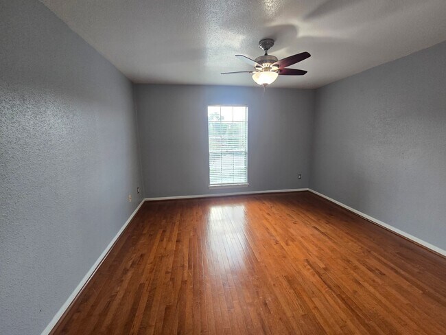 Building Photo - 1860 White Oak Dr