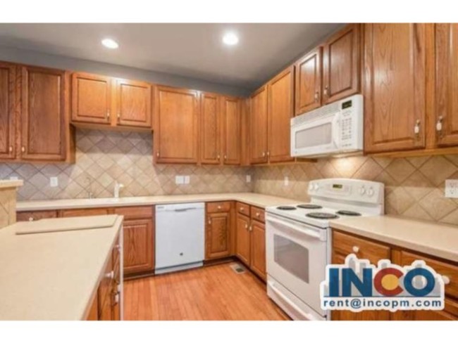 Building Photo - Spacious 3 bed 3 bath Townhome end unit wi...