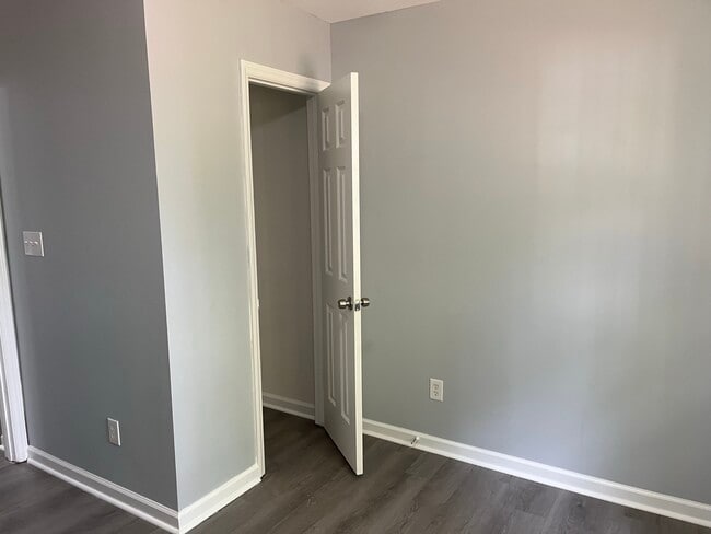 Building Photo - 408 Gladstone Dr