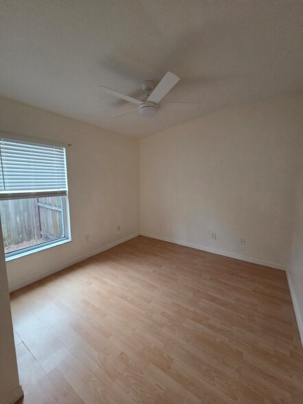 Building Photo - 1916 Windsor Oak Dr