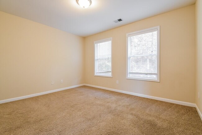 Building Photo - 910 Elderberry Ln