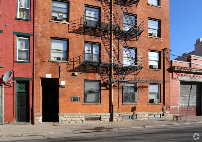 Building Photo - Carl Apartments