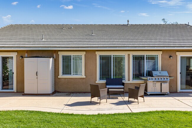 Back yard seating and BBQ - 903 Valerie Ln