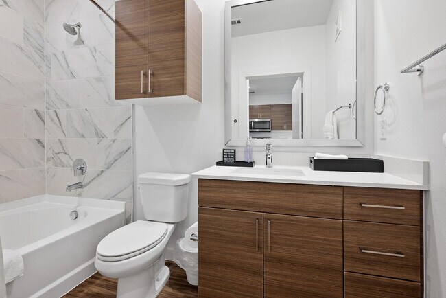 Building Photo - 2425 E Riverside Dr