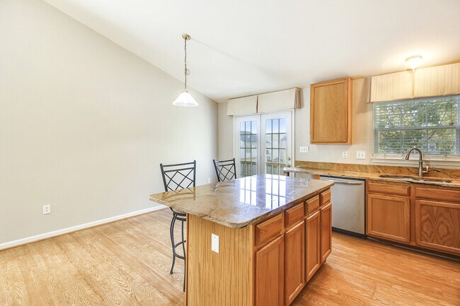 Building Photo - FENCED IN YARD!!!  Beautiful 4/3 UPDATED SF Home in Gaithersburg