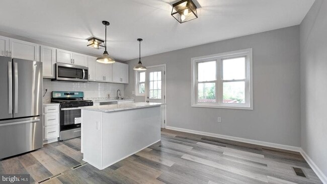 Building Photo - 4011 Mortimer Ave