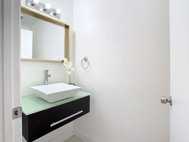 Building Photo - Vineland Road, Orlando, FL 32811 - 2 BR 2.5 BA townhouse