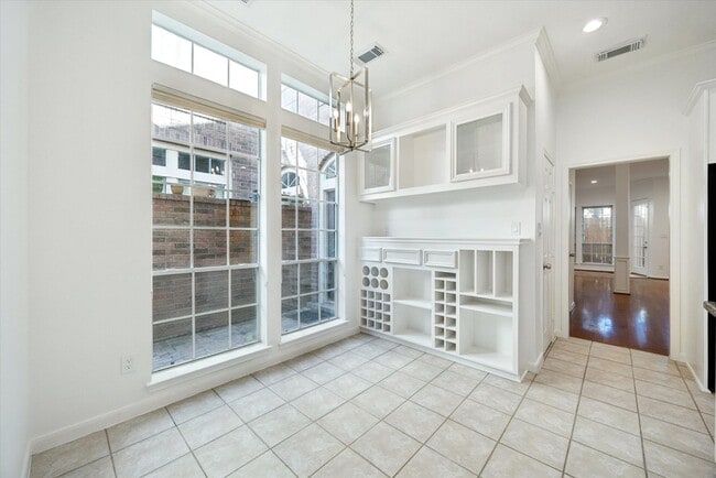 Building Photo - Beautiful Home Near University of St. Thomas