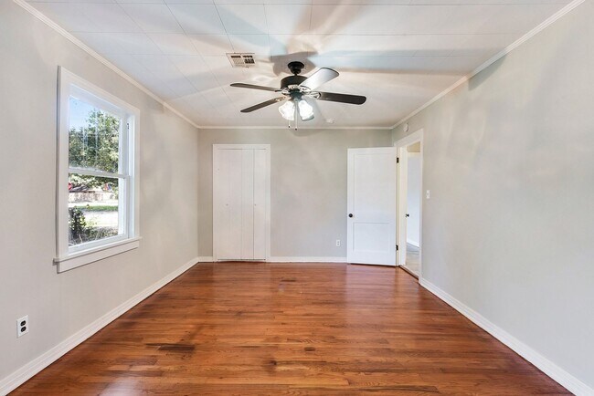 Building Photo - 3 Bed, 2 Bath Home in the Saint Streets!