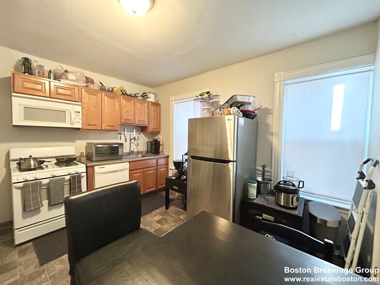 Building Photo - 151 E Cottage St