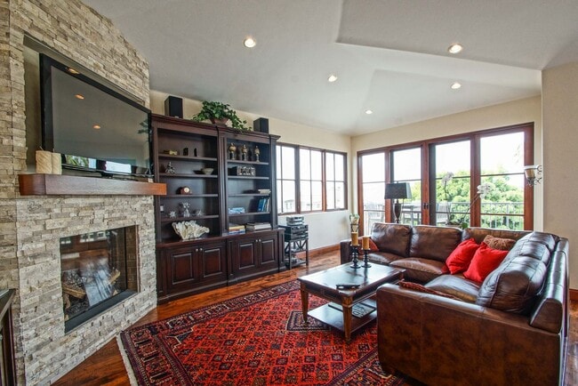 Building Photo - LUXURIOUS & FULLY FURNISHED, 2800 SQ FT WALKSTREET HOME W/ GREAT OCEAN VIEWS, LARGE DECK, 3 BALCO...