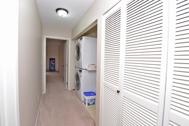 Building Photo - Convenient East Side Condo