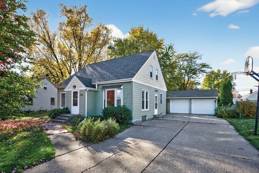 Building Photo - 1049 Sterling St N