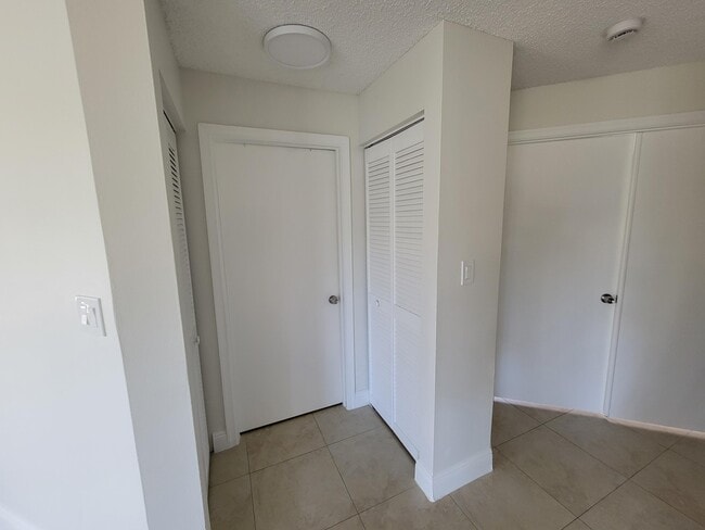 Building Photo - 4208 Glenmoor Dr