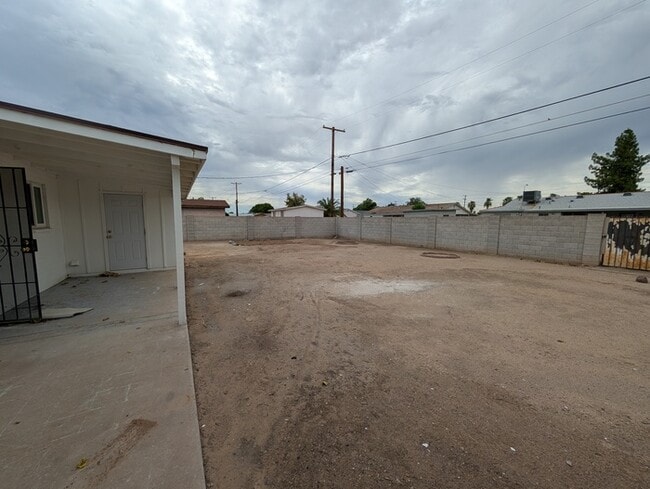 Building Photo - West Phoenix Fully Remodeled 3br