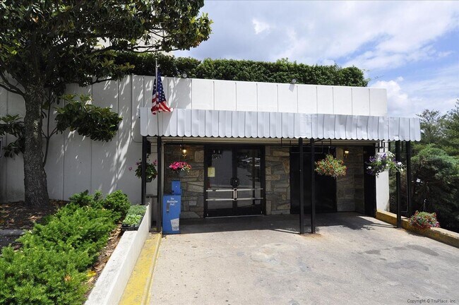 Building Photo - 10513 Weymouth St