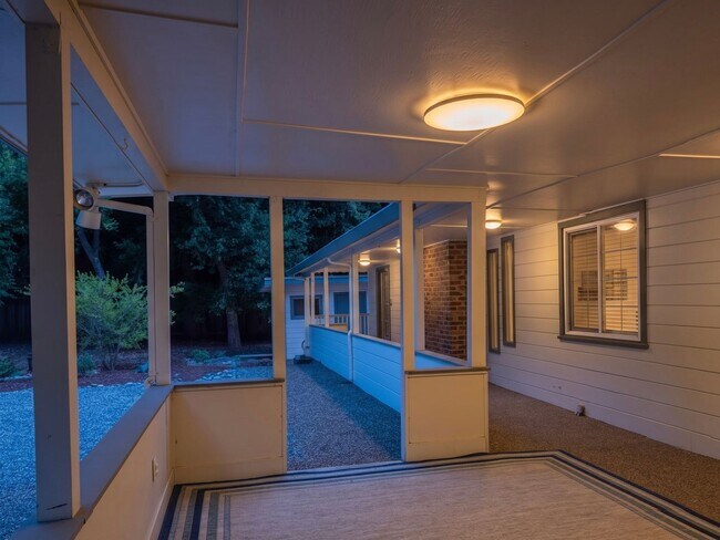 Building Photo - Fabulous single level Lafayette home nestled at the end of a tree-lined drive.