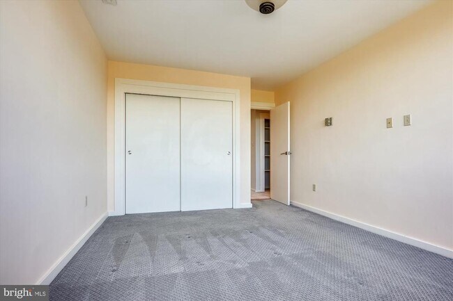Building Photo - 4390 Lorcom Ln