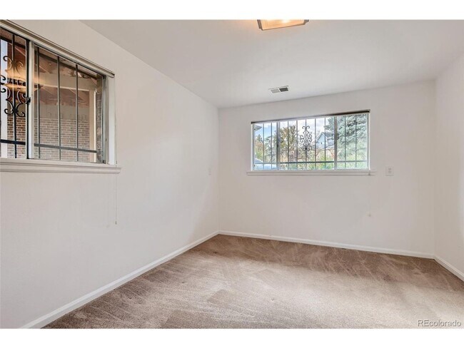 Building Photo - 1004 S Arbutus St