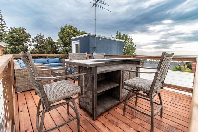 Building Photo - Available June 1st 2026 - Bright, Spacious 1 Bedroom Apartment - Conveniently Located!