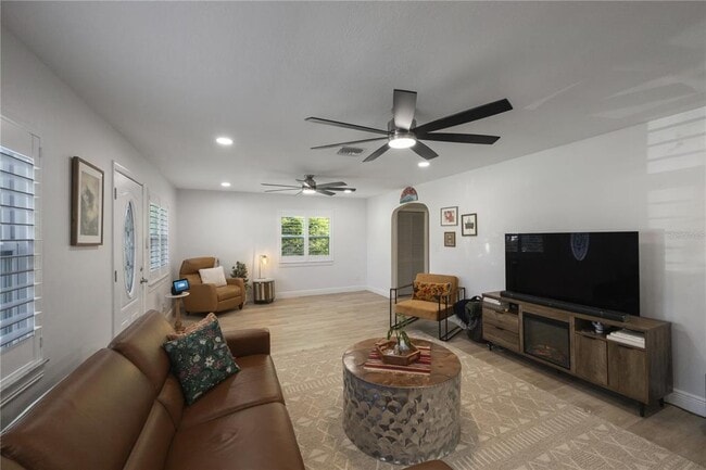 Building Photo - 702 Gray St S