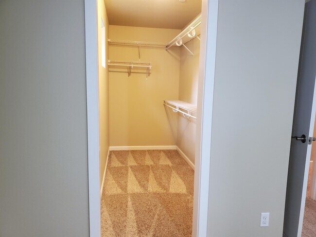 Building Photo - 1502 Onyx St SE