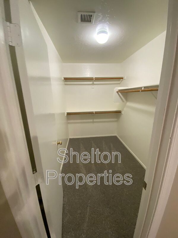 Building Photo - 10834 W Wilshire Dr