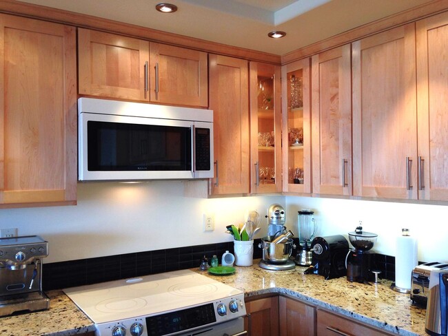 Building Photo - Bayview Condo with Updated Features  - Bou...