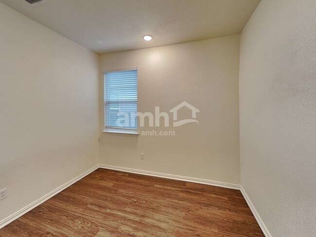 Building Photo - 457 Pebble Bend