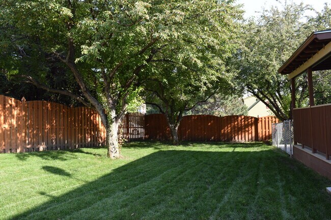 Building Photo - 2210 Skyline Dr