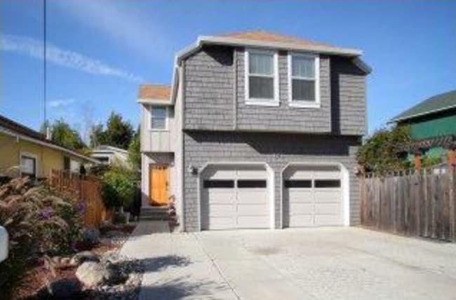 Primary Photo - 4-Bedroom Home Near the Beach