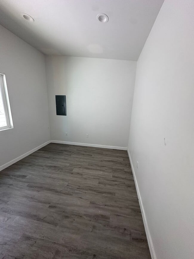 Building Photo - Newly renovated 2 bedroom house close to M...