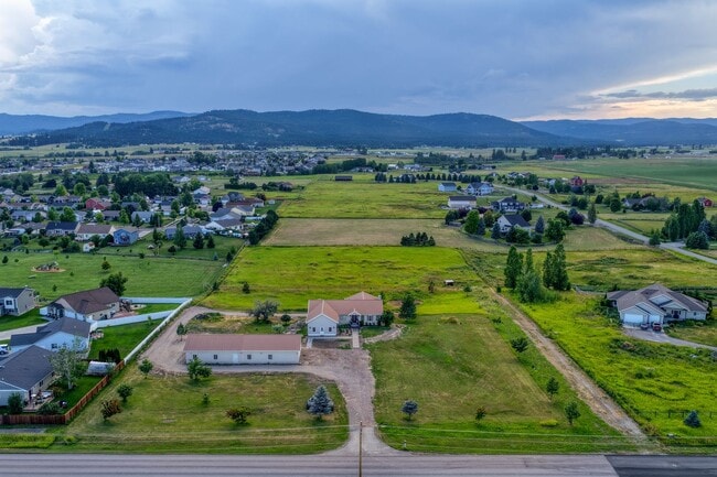 Building Photo - Spacious Furnished Home with Mountain Views and Room to Enjoy