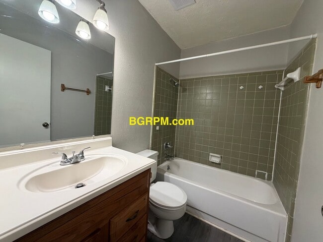 Building Photo - 3 BD 1.5 BA