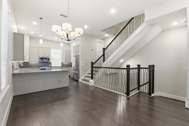 Building Photo - 819 Algona Ave