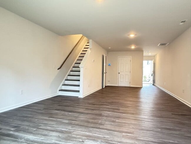 Building Photo - 3 Bedrooms 1 Garage & Open space one the Main Floor