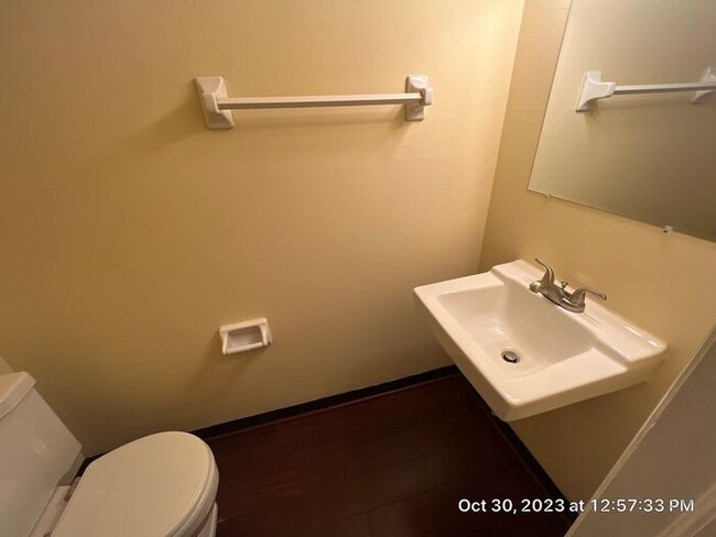 Building Photo - Olentangy Condominiums 2 Bedroom