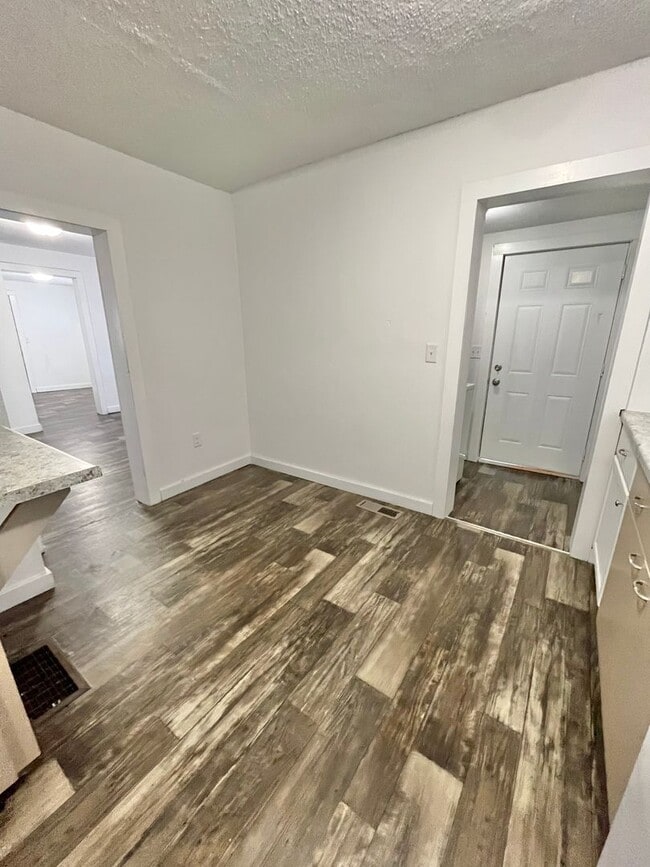 Building Photo - Affordable 3 Bed/1.5 Bath Near Downtown!