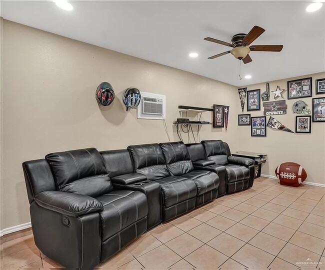 Bonus familty/entertainment room - 3116 Highland Park Ave