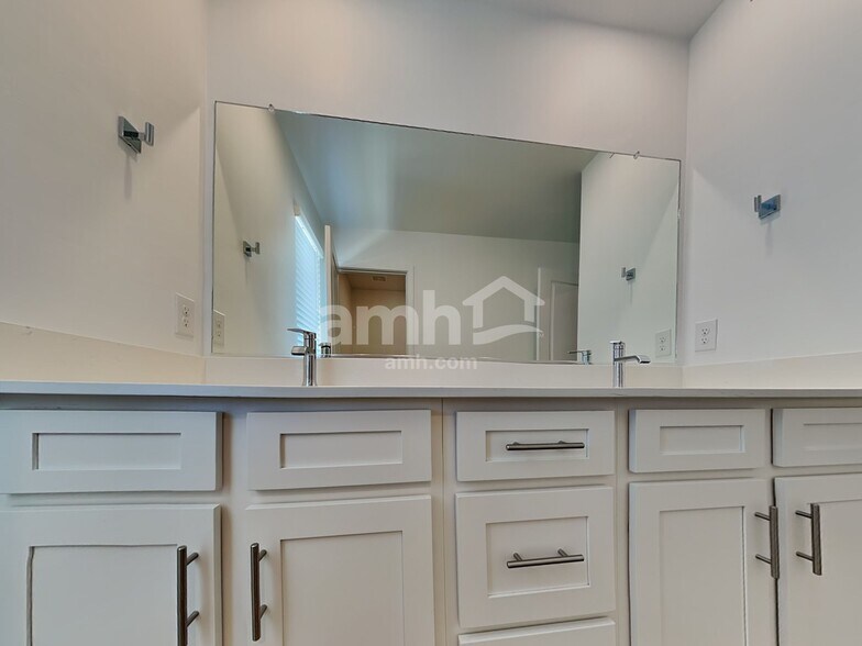 Building Photo - 9611 Harkes Dr