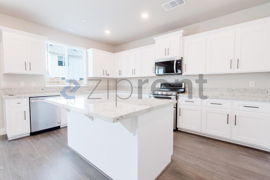 Building Photo - 905 Mirage Ln