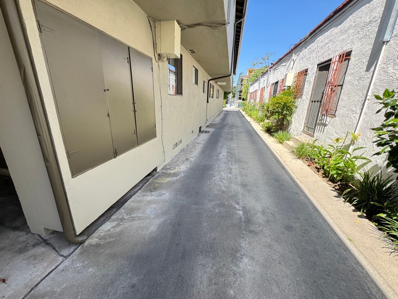 Building Photo - 822 N Martel Ave