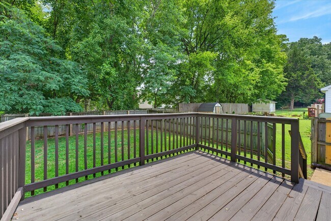 Building Photo - Pet Friendly Three Bedroom!