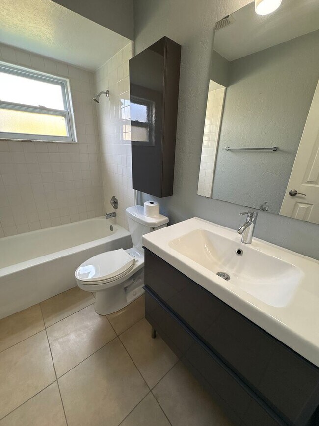 Building Photo - Beautiful 3 Beds 2 Baths home