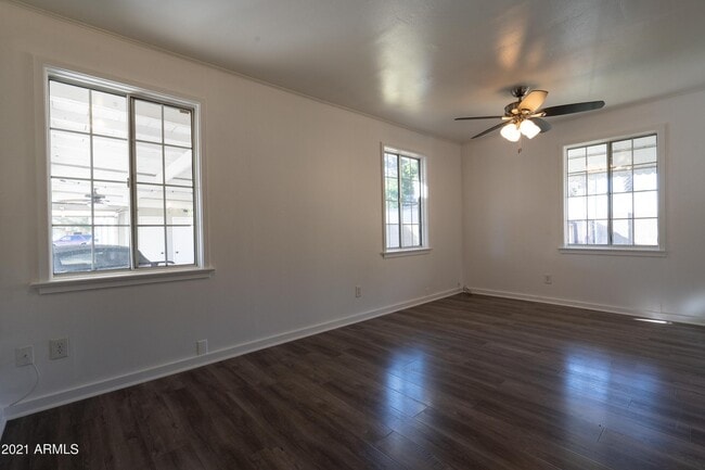 Building Photo - 908 W MacKenzie Dr