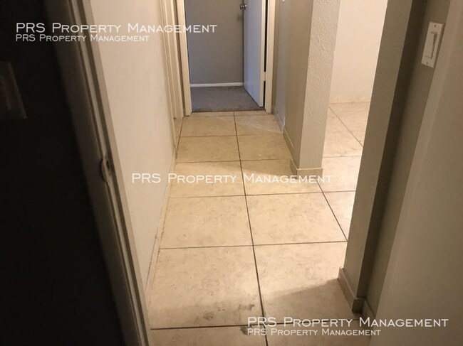 Building Photo - 925 S Longmore