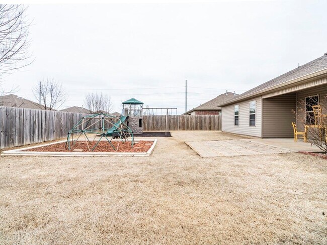 Building Photo - 140 Willow Dr