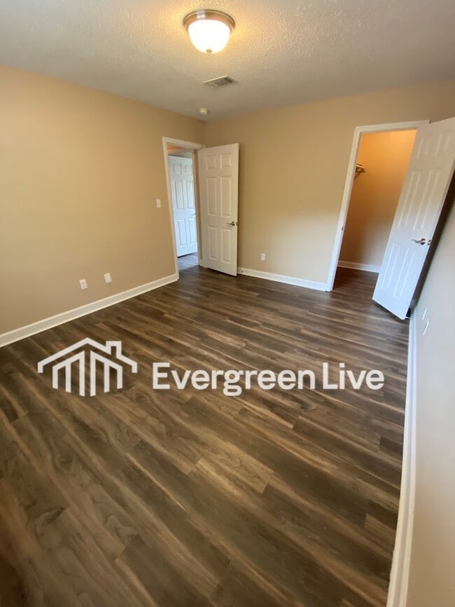 Building Photo - 558 Carrier Dr