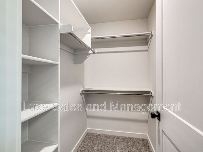 Building Photo - 604 W 2nd St