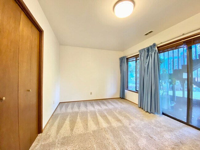 Building Photo - Spacious Somerset Home on a Large Flat Lot